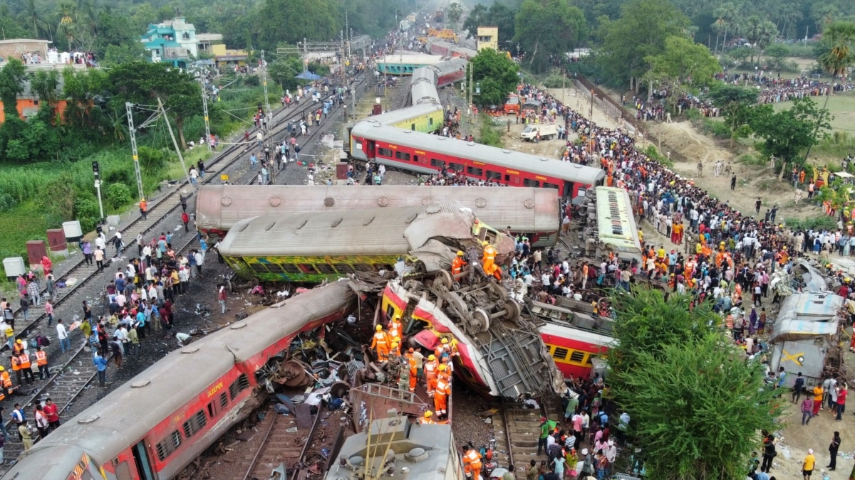 印度火车相撞事故现场轨道清理完毕 列车恢复运行