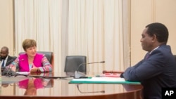 Mkurugenzi mkuu wa IMF Kristalina Georgieva akizungumza na Rais wa Zambia Hakainde Hichilema wakati wa mkutano Ikulu mjini Lusaka, Januari 23,2023. Picha ya AP
