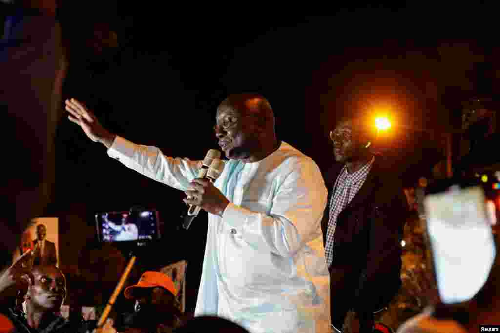 The Senegalese presidential candidate and former prime minister Idissa Seck waves in his last electoral rally in Dakar, March 22, 2024.