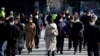 Para komuter melintasi zebra cross, di tengah pandemi penyakit virus corona di Seoul, Korea Selatan, 3 Februari 2021. (Foto: REUTERS/Kim Hong-Ji)