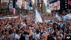 Este lunes más de 2.000 hinchas argentinos realizaron un conmovedor banderazo en Times Square, uno de los lugares más emblemáticos de Nueva York, para apoyar en la previa al partido contra Chile por la segunda fecha del Grupo A de la Copa América. 