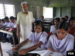 Siswa belajar di ruang kelas di dalam madrasah modern di desa Orgram di Benggala Barat, India, 2 April 2024. Lebih dari 50 persen siswa di madrasah ini adalah non-Muslim, sebagian besar beragama Hindu. (Syaikh Azizur Rahman/VOA)