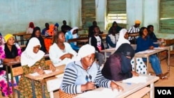 Des candidats en salle, Ouagadougou, le 12 août 2024 (VOA/Lamine Traoré)