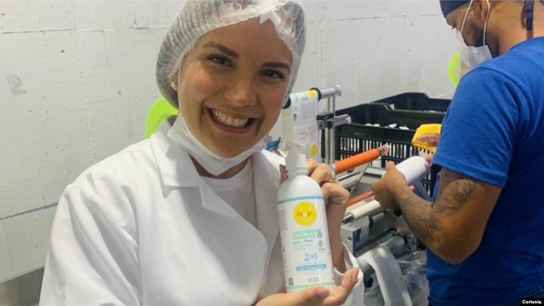 Arianna Sáezposa con un producto en la fábrica Purissima, donde elaboraron los productos de Hippi.