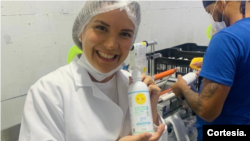 Arianna Sáezposa con un producto en la fábrica Purissima, donde elaboraron los productos de Hippi.