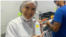 Arianna Sáezposa con un producto en la fábrica Purissima, donde elaboraron los productos de Hippi.