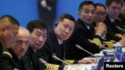 中国人民解放军海军司令员胡忠明(左四)在山东省青岛市出席西太平洋海军研讨会。 （2024年4月22日）