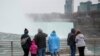 Sejumlah wisatawan melihat ke arah air terjun Horseshoe di area air terjun Niagara, New York, menjelang gerhana matahari total, pada 5 April 2024. (Foto: Reuters/Brendan McDermid)