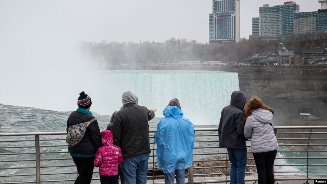 Sejumlah wisatawan melihat ke arah air terjun Horseshoe di area air terjun Niagara, New York, menjelang gerhana matahari total, pada 5 April 2024. (Foto: Reuters/Brendan McDermid)