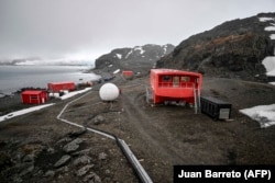 Stasiun penelitan Juan Carlos I di Antarktika, 26 Januari 2024. Tingkat ketebalan es di Antarktika menurung ke titik terendah dalam sejarah untuk tahun ketiga berturut-turut karena pemanasan global. (Foto: Juan Barreto/AFP)