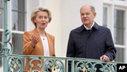 German Chancellor Olaf Scholz, right, welcomes European Commission President Ursula von der Leyen for a meeting as part of a two-day closed session of the German government at Meseberg Palace near Berlin, March 5, 2023.