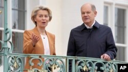 German Chancellor Olaf Scholz, right, welcomes European Commission President Ursula von der Leyen for a meeting as part of a two-day closed session of the German government at Meseberg Palace near Berlin, March 5, 2023.