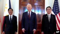 Presiden Joe Biden, di tengah, Presiden Filipina Ferdinand Marcos Jr., kiri, dan Perdana Menteri Jepang Fumio Kishida berpose sebelum pertemuan trilateral di Ruang Timur Gedung Putih di Washington, Kamis, 11 April 2024. (Foto: AP)