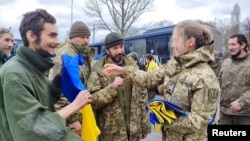 2023年4月16日，在这张分发的照片中，在乌克兰一个未知的地点，在交换后被看到的乌克兰战俘。（战俘待遇协调总部/路透社分发）