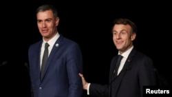 Іспанський прем’єр-міністр Педро Санчес (ліворуч) має бути в Пекіні 30 березня, а французький президент Еммануель Макрон - 4 квітня.