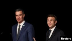 Іспанський прем’єр-міністр Педро Санчес (ліворуч) має бути в Пекіні 30 березня, а французький президент Еммануель Макрон - 4 квітня.