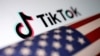 Фотоколаж для ілюстрації: прапор США та логотип TikTok 