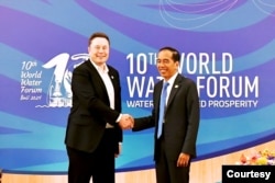 Presiden Jokowi Berjabat tangan dengan Elon Musk di sela-sela acara World Water Forum (WWF) di Bali, Senin (20/5) (biro Setreps)