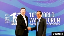 Presiden Jokowi Berjabat tangan dengan Elon Musk di sela-sela acara World Water Forum (WWF) di Bali, Senin (20/5) (biro Setpres)