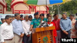 ঢাকার ঢাকেশ্বরী কেন্দ্রীয় পূজামণ্ডপ পরিদর্শনে ঢাকা মেট্রোপলিটন পুলিশের (ডিএমপি) কমিশনার হাবিবুর রহমান। ১৯ অক্টোবর, ২০২৩।