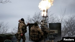 우크라이아 바흐무트 인근 전선에서 대공포를 쏘고 있는 우크라이나군 병사들 (자료사진)