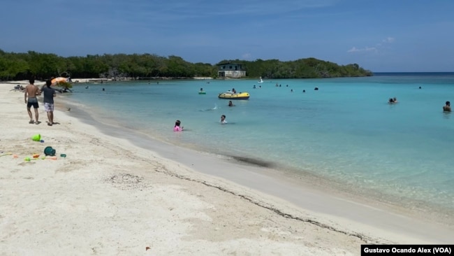 Turistas disfrutan de la playa en el cayo Playuela en el estado Falcón, en el occidente de Venezuela, la tarde del jueves 24 de agosto de 2023.