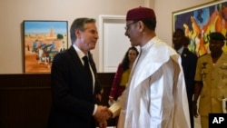 U.S. Secretary of State Antony Blinken, left, shakes hands with Nigerien President Mohamed Bazoum during their meeting at the presidential palace in Niamey, Niger, March 16, 2023. 