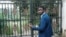 Le candidat à la présidentielle Robert Kyagulanyi, également connu sous le nom de Bobi Wine, à la porte de son domicile à Magere, en Ouganda, le 15 janvier 2021.