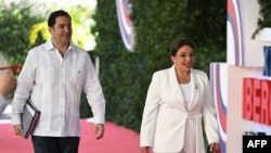 La presidenta de Honduras, Xiomara Castro (derecha), y su hijo y secretario, Héctor Manuel Zelaya, llegan a la sesión plenaria de la XXVIII Cumbre Iberoamericana de Jefes de Estado y de Gobierno en el edificio de la Cancillería dominicana en Santo Domingo, el 25 de marzo de 2023.