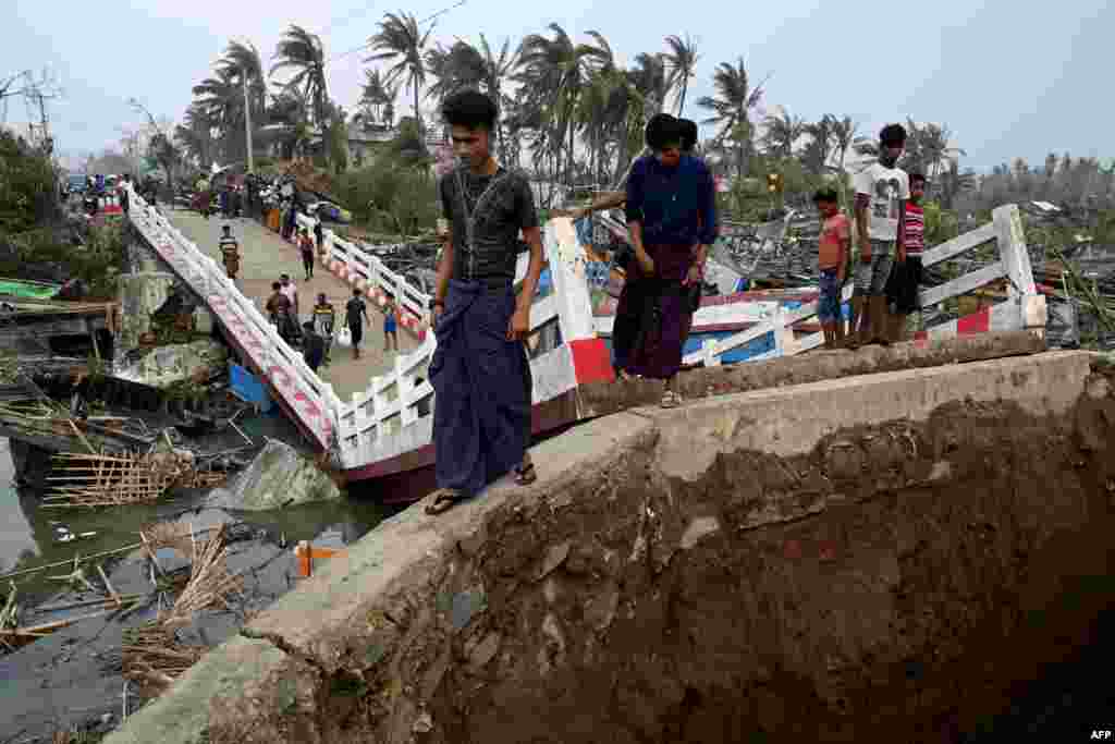 အင်အားပြင်း "မိုခါ" ဆိုင်ကလုန်းမုန်တိုင်းတိုက်ခတ်အပြီး တွေ့ရတဲ့ စစ်တွေမြို့နယ်ထဲက ခေါင်ဒုက္ခာရိုဟင်ဂျာဒုက္ခသည်စခန်း၊ (မေ ၁၅၊ ၂၀၂၃)