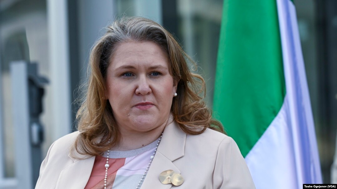 Министерката за одбрана Славјанка Петровска и италијанскиот министер Гвидо Крозето потпишаа договор со кој се овозможува италијански авиони да патролираат на македонското небо во рамките на НАТО