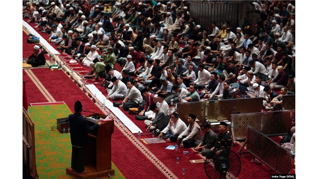 Ribuan jemaah mendengarkan ceramah usai salat Tarawih berjamaah di Masjid Istiqlal, Jakarta, Jumat, 29 Maret 2024. (Foto: Indra Yoga/VOA)