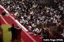 Ribuan jemaah mendengarkan ceramah usai salat Tarawih berjamaah di Masjid Istiqlal, Jakarta, Jumat, 29 Maret 2024. (Foto: Indra Yoga/VOA)