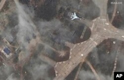 Esta imagen publicada por Maxar Technologies muestra una descripción general de un avión de combate SU 27 destruido en la base aérea de Belbek, cerca de Sebastopol, en Crimea, el 16 de mayo de 2024.