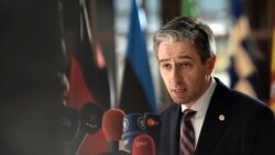 FILE - Perdana Menteri Irlandia Simon Harris berbicara kepada media setibanya di Brussels, Kamis, 18 April 2024, untuk menghadiri pertemuan puncak Uni Eropa. (AP/Harry Nakos)