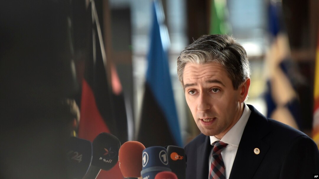 Perdana Menteri Irlandia Simon Harris memberikan keterangan kepada media setibanya di Brussels, untuk menghadiri pertemuan puncak Uni Eropa, Kamis, 18 April 2024. (AP/Harry Nakos)