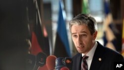 Perdana Menteri Irlandia Simon Harris memberikan keterangan kepada media setibanya di Brussels, untuk menghadiri pertemuan puncak Uni Eropa, Kamis, 18 April 2024. (AP/Harry Nakos)