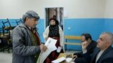Diyarbakır'da bir seçmen 31 Mart yerel seçimlerinde oyunu kullanırken