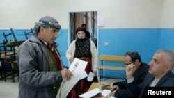 Diyarbakır'da bir seçmen 31 Mart yerel seçimlerinde oyunu kullanırken