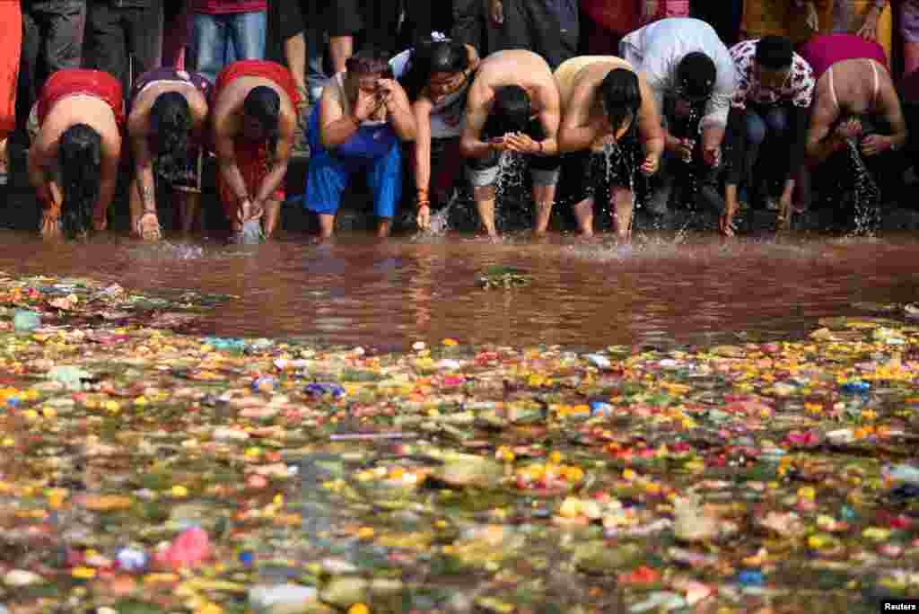 Приврзаниците се бањаат во Мататирта за да ги одбележат своите починати мајки за време на Денот на мајката во Катманду, Непал.