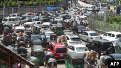 বাংলাদেশের রাজধানী ঢাকার একটি প্রধান সড়কে সারিবদ্ধ যানবাহন। (ফাইল ছবি) 