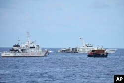 Trung Quốc nhiều lần bị tố là có các hành vi bắt nạt, cưỡng ép ở Biển Đông (ảnh chụp các tàu của Trung Quốc và Philippines ở gần Bãi Cỏ Mây, 22/8/2023).