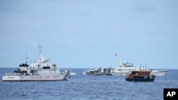2023年8月22日，一艘菲律宾海警船和物资补给船试图闯过中国海警船在阿云金浅滩（中国称仁爱礁，国际上称Second Thomas Shoal“第二托马斯浅滩”）划定的警戒线。当时有一架美国海军飞机在该海域上空盘旋，两艘菲律宾海军所属的船只试图突破中国海警船的封锁。双方动作危险，剑拔弩张。