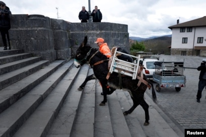 HD porno: Qiz oz dugonasini onanizm bilan shugullanayotganini ushlab oldi.