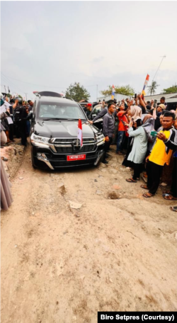 Mobil Presiden Jokowi melewati jalanan rusak di beberapa wilayah di Lampung saat melalukan kunjungan kerja pada Jumat (5/5). (Foto: Courtesy/Biro Setpres)