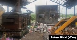 Tempat pembuangan sementara sampah di Gresik, yang masih membakar sampahnya (VOA/Petrus Riski)