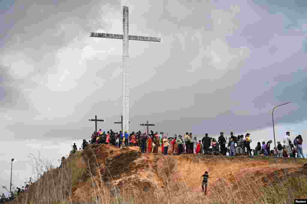 Actores aficionados recrean la crucifixión de Jesucristo durante la procesión del Viernes Santo en el barrio de Petare, en Caracas, Venezuela, el 7 de abril de 2023.