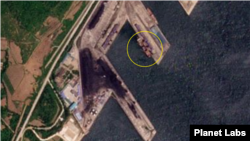 북한 라진항을 촬영한 18일 자 위성사진에서 대형 선박과 컨테이너(원 안)를 볼 수 있다. 바로 옆 부두에서도 컨테이너 추정 물체가 확인된다. 사진=Planet Labs