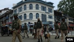 Central Reserve Police Force members patrol outside Polo View market in Srinagar, Jammu and Kashmir, during a three-day meeting of G20 tourism ministers that ended May 24, 2023. (Wasim Nabi/VOA)