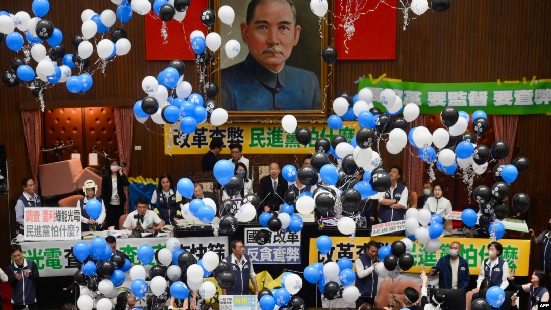在台湾立法院审议国会改革法案投票时，台湾执政党民进党议员在立法院院长韩国瑜 (中) 的注视下放气球。(2024年5月24日)